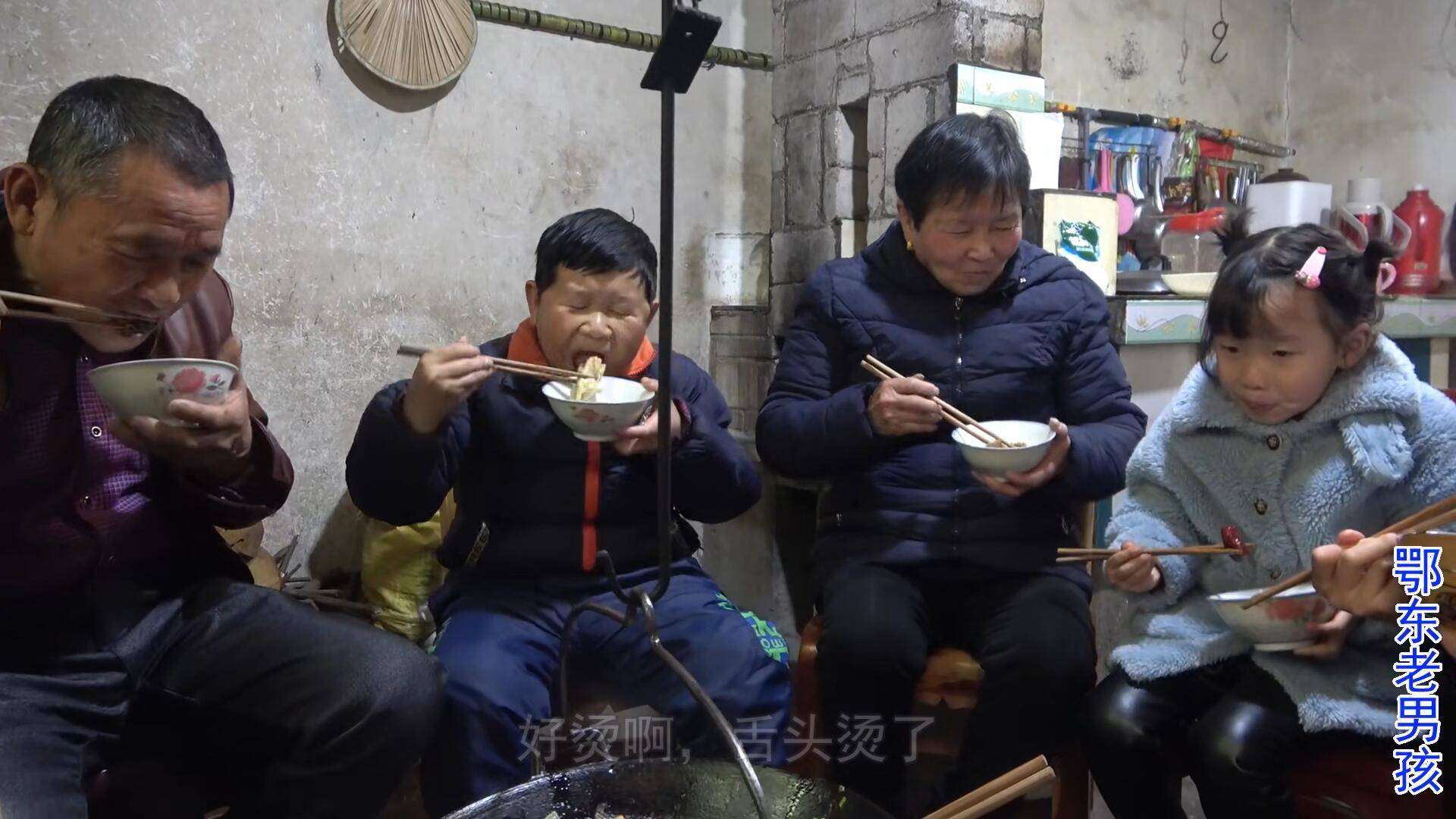 湖北农村的元宵节,因为疫情变得不一样,老男孩一家炖羊肉吃吊锅